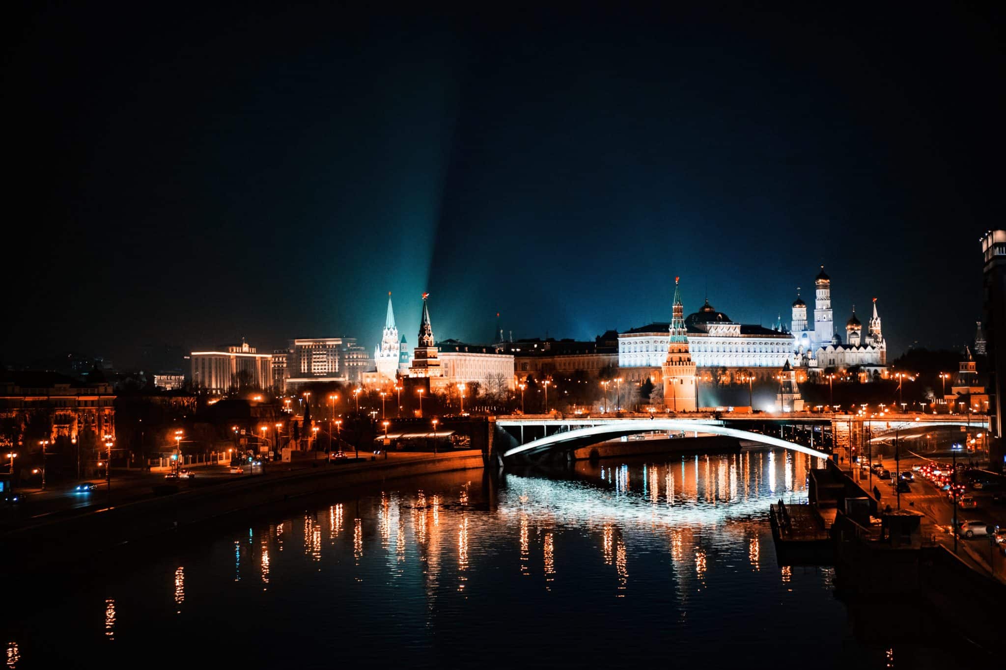 Moskva, Russia photographed by A.L. courtesy of unsplash | The Pink Bride® www.thepinkbride.com